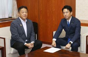 小泉進次郎農相(右)に面会する林茂男南魚沼市長=23日、東京・霞が関
