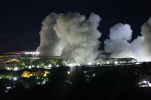 ミャンマー軍が掃討作戦で爆撃し、爆発が起きたKKパークの詐欺拠点=2025年10月(ゲッティ=共同)