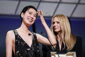 第７９回カンヌ国際映画祭で女優賞を受賞し、笑顔を見せる岡本多緒さん（左）とビルジニー・エフィラさん＝２３日、フランス・カンヌ（ゲッティ＝共同）