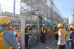 10月に開かれたJR上所駅の見学会に参加した地域住民ら=新潟市中央区下所島