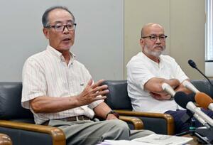 記者会見する住民団体代表の小倉博司さん(左)ら=18日午後、岡山県庁