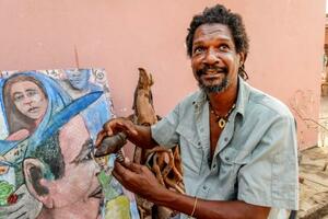 　自宅で自身の作品について話すフィエル・ドスサントス・ラファエルさん＝２０２５年９月、モザンビーク・マプト郊外（中野智明氏撮影・共同）