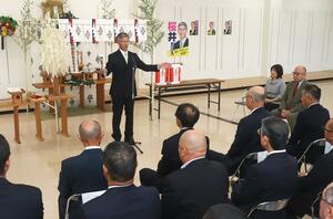 事務所開きで支援者を前に語る桜井雅浩さん=10月14日、柏崎市田中
