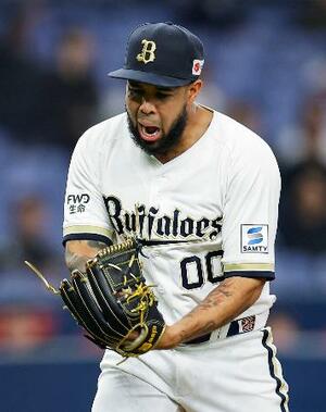 　７回を無得点に抑え、グラブをたたくオリックスのエスピノーザ＝京セラドーム