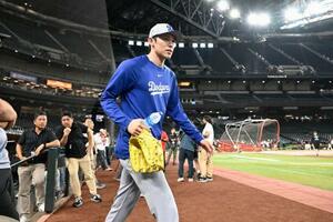 メジャーに合流し、練習のためグラウンドに出るドジャース・佐々木=フェニックス(共同)