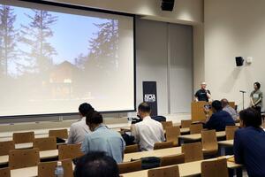 スノーピークの山井太社長が登壇した県アウトドア協会の設立記念講演会=7月5日、三条市
