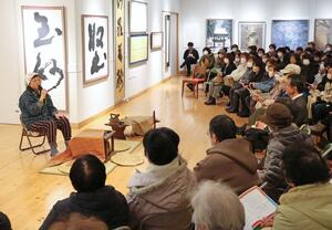 市民グループが情感たっぷりに語った昔話を楽しむ会＝胎内市下赤谷