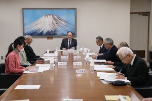 三条市の2025年度の市長ら特別職の給料と議員報酬について審議した特別職報酬等審議会=1月24日、三条市役所