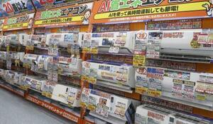 数多くのエアコンが並ぶ家電量販店の売り場=2022年、大阪市北区
