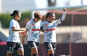 Ｃ大阪ヤンマー－新潟Ｌ　前半１８分、逆転ゴールを決めたＭＦ滝川結女（右）がガッツポーズする＝ヨドコウ桜スタジアム（ＷＥリーグ提供）