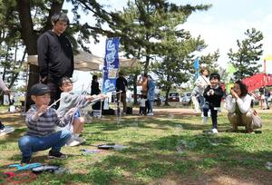 シャボン玉ワークショップで楽しむ親子連れ=4日、上越市西本町4の海浜公園