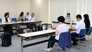 県内初の公立夜間中学の設立に向け、意見を交わした有識者会議=新潟市中央区古町通7
