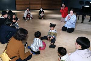 NPO法人「ミュージックライフパートナー」が開いた親子向け音楽イベント。体を動かしながら歌や手遊びを楽しんだ=アオーレ長岡