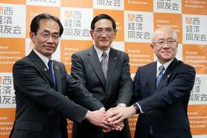 関西経済同友会の次期代表幹事に決まり、写真に納まる長谷川一明氏。左は永井靖二代表幹事、右は三笠裕司氏=25日午後、大阪市北区