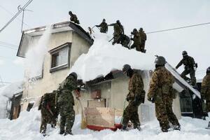 　青森市で民家の雪下ろしをする自衛隊員ら＝７日