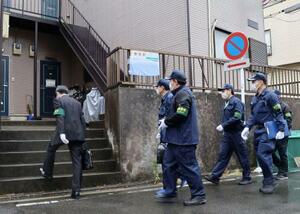 竹前海斗容疑者と妻美結容疑者の自宅へ家宅捜索に向かう捜査員=21日午前9時54分、横浜市港北区