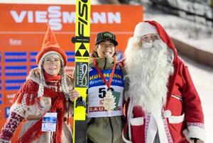 W杯ジャンプ男子個人第5戦で2位となり、写真に納まる二階堂蓮(中央)=ルカ(共同)