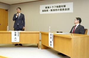 南海トラフ地震発生時の応援職員派遣について意見交換した中原八一新潟市長(左)と平井伸治鳥取県知事=7日、新潟市役所