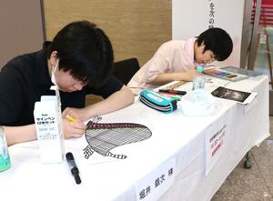 柏崎信用金庫本店で開催された絵の実演会=柏崎市東本町1