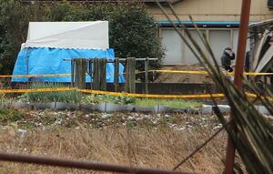 死体遺棄事件の捜査が続く現場=12月18日午前11時前、聖籠町次第浜