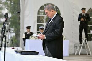 自衛隊殉職隊員追悼式で追悼の辞を述べる石破首相=11日午前、防衛省(代表撮影)