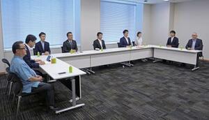 ガソリン税の暫定税率廃止法案の具体的な内容を協議する野党各党の政策責任者=29日午前、国会