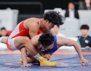 男子グレコローマン82キロ級準決勝 樋口徹心(下)を攻める吉田泰造=東京体育館