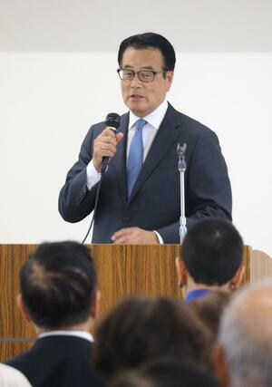 自民党の裏金問題や解散総選挙の時期などについて言及する立憲民主党の岡田克也幹事長=新潟市秋葉区
