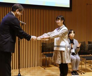 「佐野藤三郎まんが感想文コンクール」の表彰式で、表彰状や副賞を受け取る子どもたち=新潟市中央区