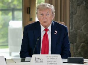 G7サミットの討議に臨むトランプ米大統領=16日、カナダ西部カナナスキス(代表撮影・共同)
