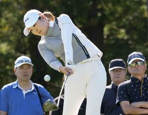第2日、3番でティーショットを放つ高橋彩華。通算8アンダーで首位=東急セブンハンドレッド