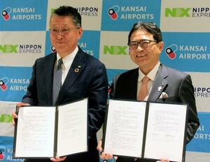 　航空貨物運送に関する連携協定を締結した、関西エアポートの山谷佳之社長（右）と日本通運の杉山千尋副社長＝１日午後、大阪市中央区