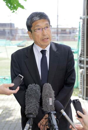 磐越自動車道のバス事故について取材に応じる北越高の灰野正宏校長＝６日、新潟市中央区の北越高校