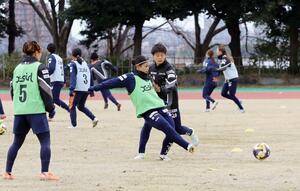 ノジマ相模原戦に向けて調整するFW山本結菜(中央)。前節はアシストをマークした