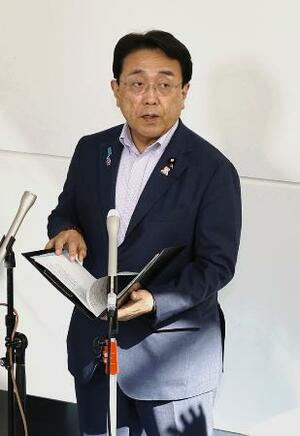 24日、米国から帰国し取材に応じる赤沢経済再生相=羽田空港