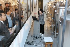 「山本山高原ブルワリー」の醸造所兼店舗で行われた内覧会=小千谷市本町1