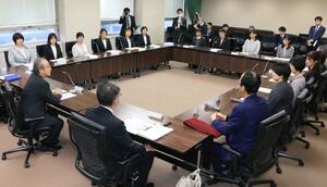 花角英世知事（左から２人目）と懇談する土地改良区の女性理事ら＝１０日、県庁