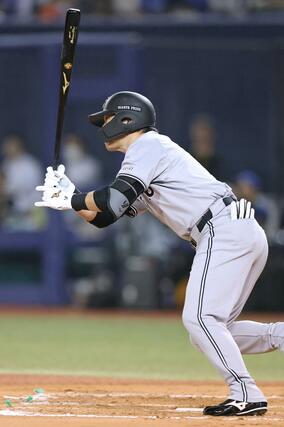 ＤｅＮＡ－巨人　９回巨人１死二塁、代打長野久義が適時打を放ち３－１＝エコスタ