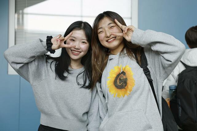 プラハの空港に到着し、ポーズをとるフィギュアスケート女子の坂本花織（右）と中井亜美＝２３日（共同）