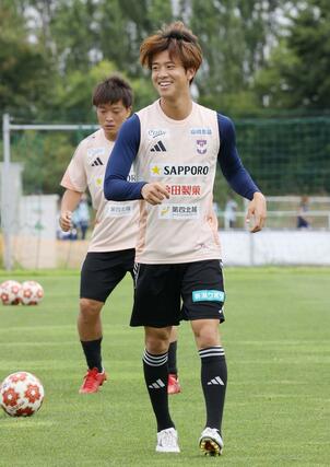 天皇杯３回戦東洋大戦に向けて調整するＪ１アルビレックス新潟のＭＦ長谷川元希＝７月１５日午前、聖籠町東港５の新潟聖籠スポーツセンターアルビレッジ