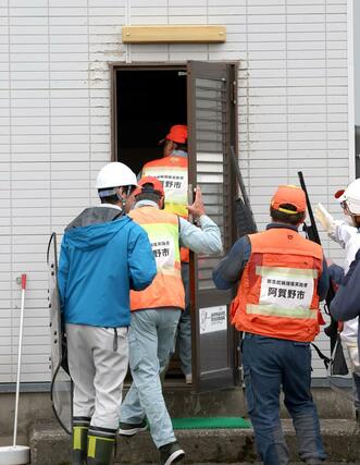 現場に麻酔を扱える関係者が到着＝３１日午後３時すぎ、阿賀野市新保