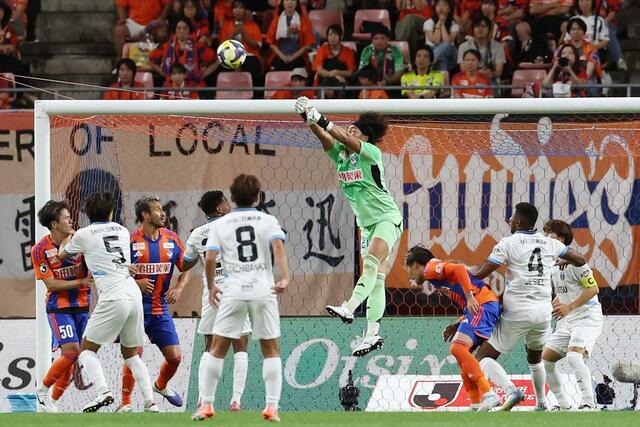 新潟－川崎　後半、パンチングするＧＫ田代琉我＝ビッグスワン