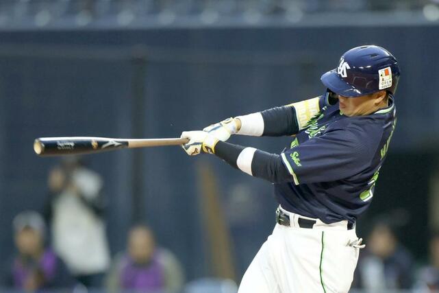 オイシックス－ヤクルト　１打席目、左飛に倒れるヤクルトの村上宗隆