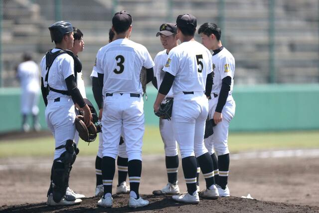 日本文理-新津工 3回のピンチでマウンドに集まる新津工の選手たち=新発田市五十公野