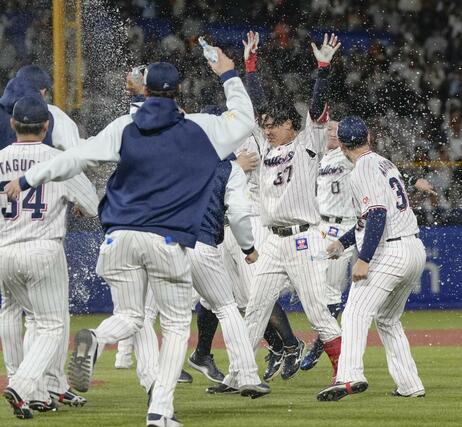 １０回、サヨナラ打を放ちチームメートから手荒い祝福を受けるヤクルト・伊藤（６７）＝神宮