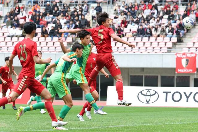 前半２５分、帝京長岡の杉本鎌矢（右から２番目）が頭で押し込み１－０とする＝デンカビッグスワン