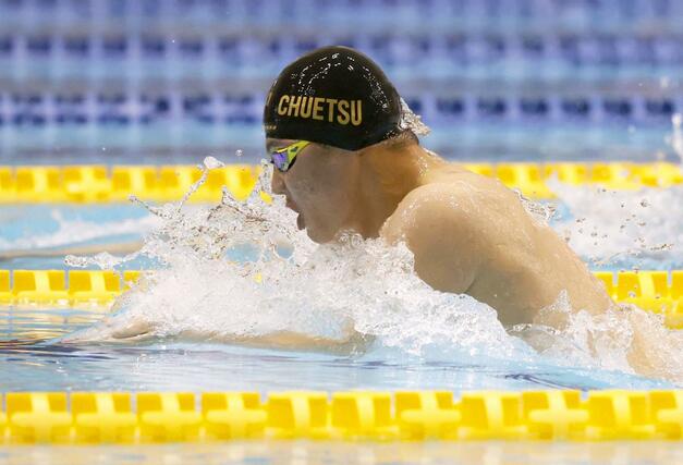 男子２００メートル平泳ぎを大会新で制した菊入實（中越）＝長岡市のダイエープロビスフェニックスプール