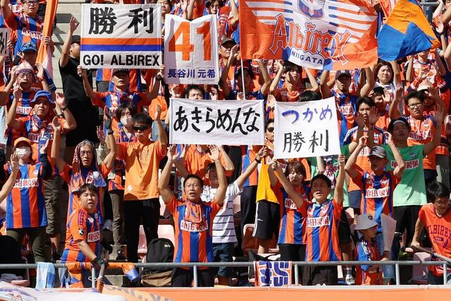 アップ中の選手に声援を送る新潟サポーター=デンカビッグスワン