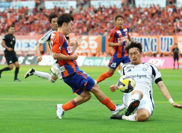 前半、奥村仁がクロスを試みるも相手に阻まれる＝ビッグスワン