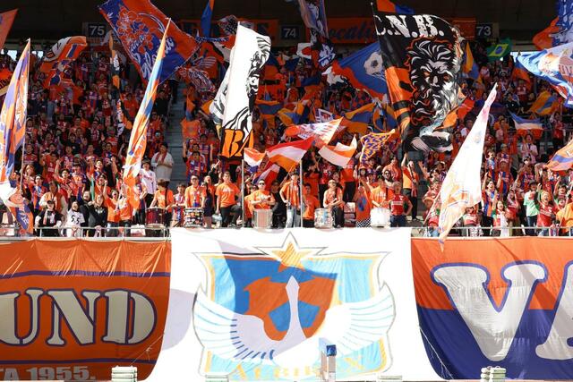 ホームFC大阪戦に駆けつけたサポーター=デンカビッグスワン